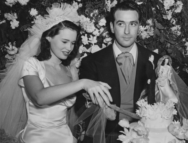 Gloria-Vanderbilt-with-her-first-husband