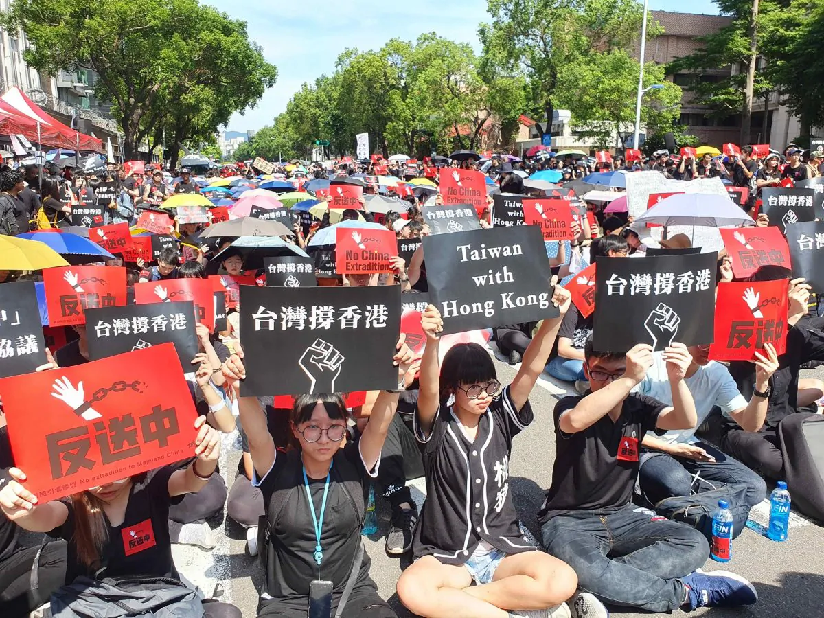 Protesters at a rally in Taipei in support of protest against the proposed extradition bill in Hong Kong on June 16, 2019. (Wu Min-zhou/The Epoch Times)