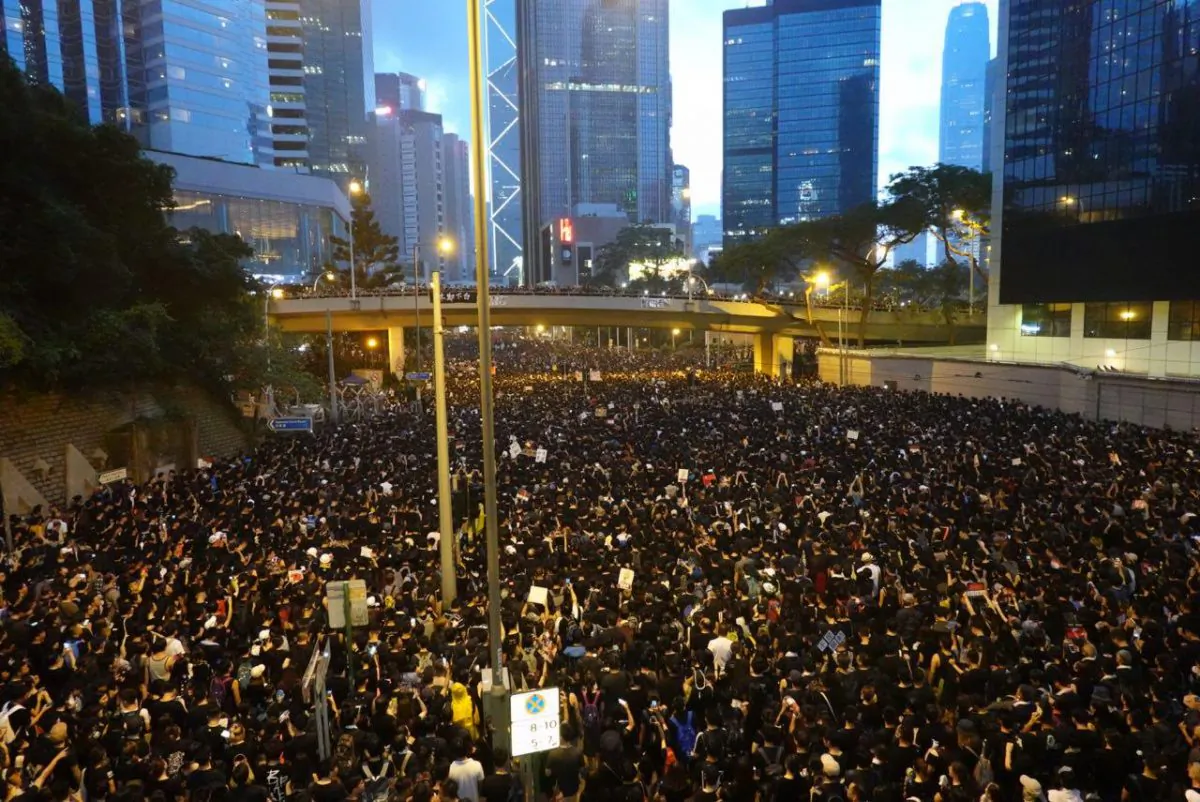 In the evening of June 16, thousands of Hong Kongers get together at Admiralty to ask the city government leader, Chief Executive Carrie Lam to withdraw the extradition bill and resign. (Gang Yu/The Epoch Times)