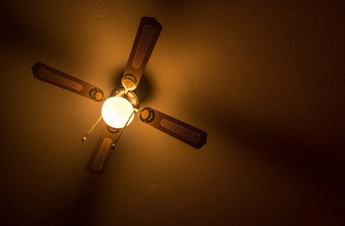 Ceiling fan. (blackbirdvisual1/Pixabay)