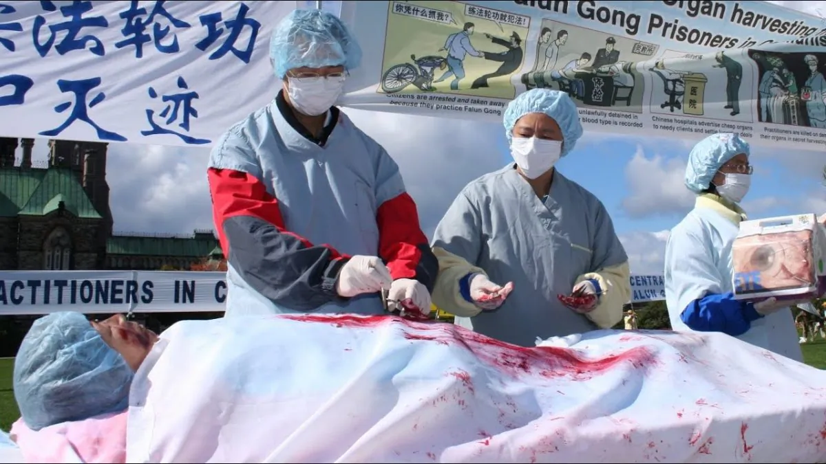 A re-enactment of an organ harvesting operation. (The Epoch Times)