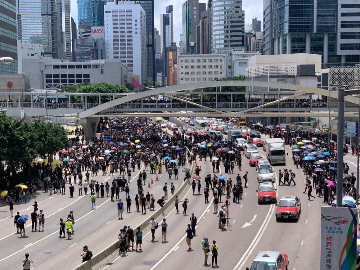 Protesters walk on Harcourt Road in Admiralty on June 21, 2019. (Li Yi/The Epoch Times)