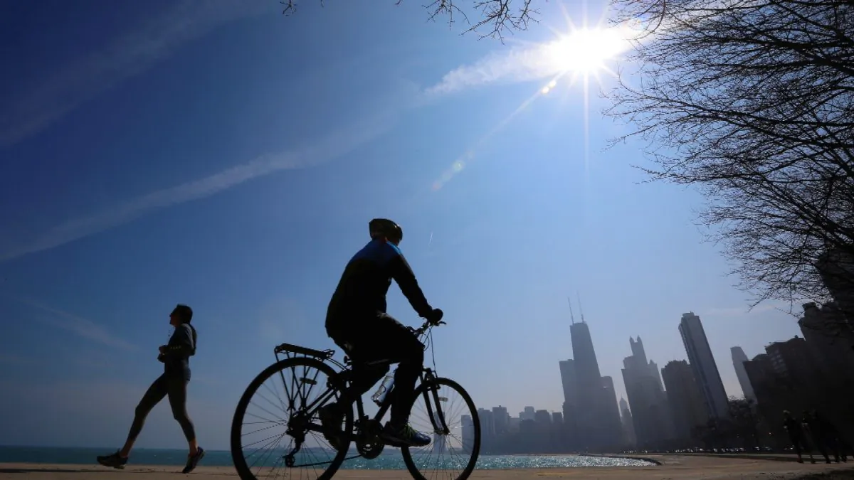 A jogger and a cyclist make their way around Lake Michigan in Chicago, March 21, 2014. (Jim Young/File Photo via Reuters)