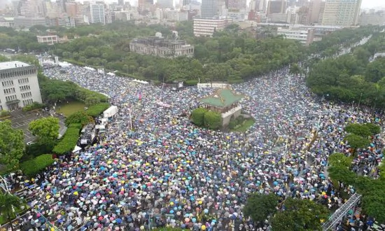 Thousands of Taiwanese Rally Against Beijing Infiltration Through Media