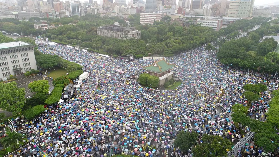 Tens of Thousands Taiwaneses joined against pro-Beijing Taiwanese media rally on Ketagalan Boulevard in front of the presidential office building in Taipei, Taiwan on June 23, 2019. The subject of the rally is rejecting red (CCP infiltrated) media and safeguarding the nation's democracy. (The Epoch Times)
