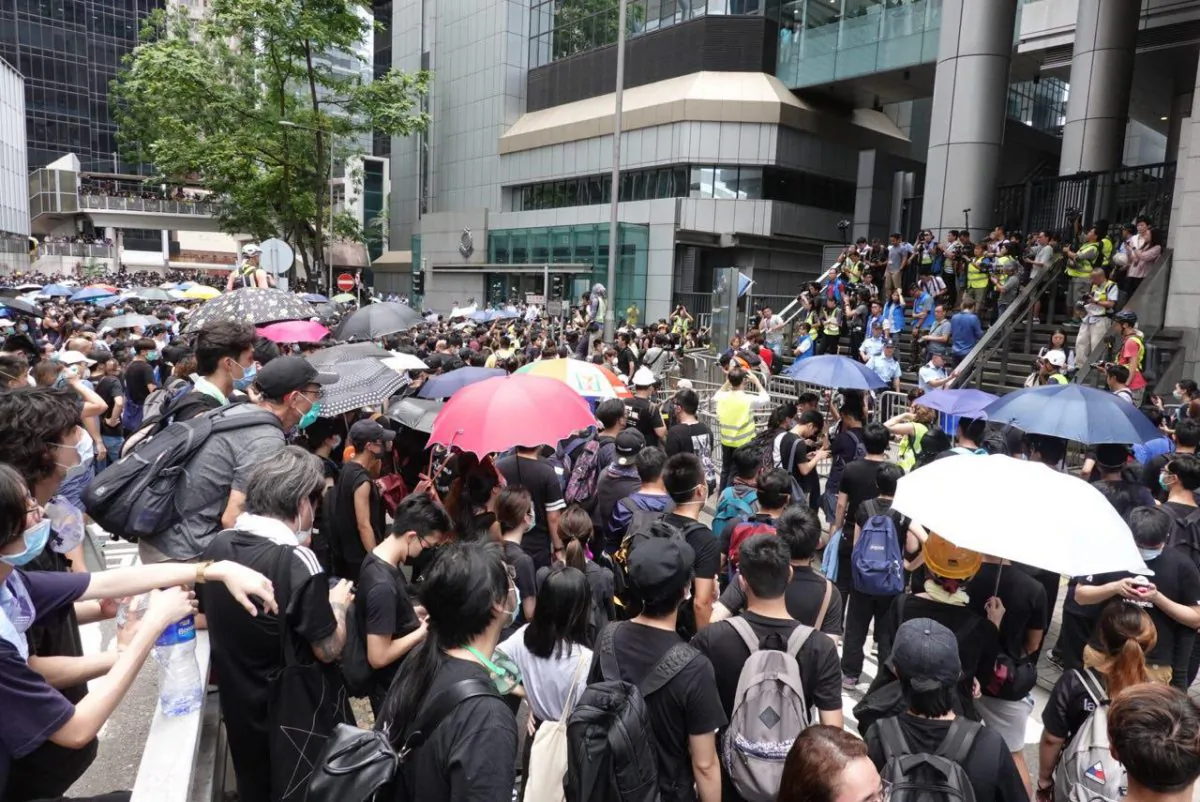 Protesters surround the Hong Kong police headquarters on June 21, 2019, in protest against controversial extradition legislation that would facilitate the erosion of the cities freedoms by mainland China. (Yu Gang/The Epoch Times)