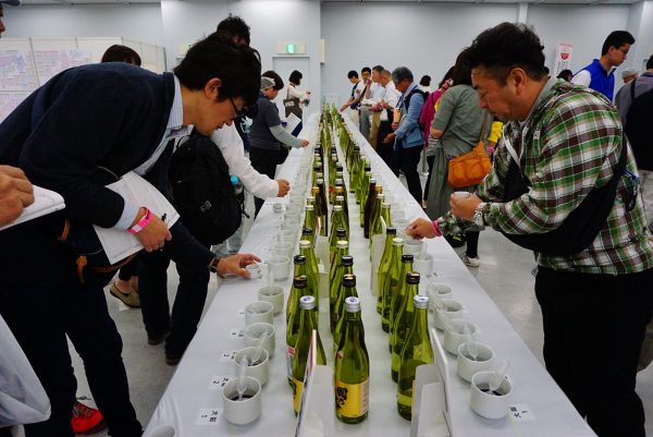 people taste award winning japanese sake at japanese sake fair