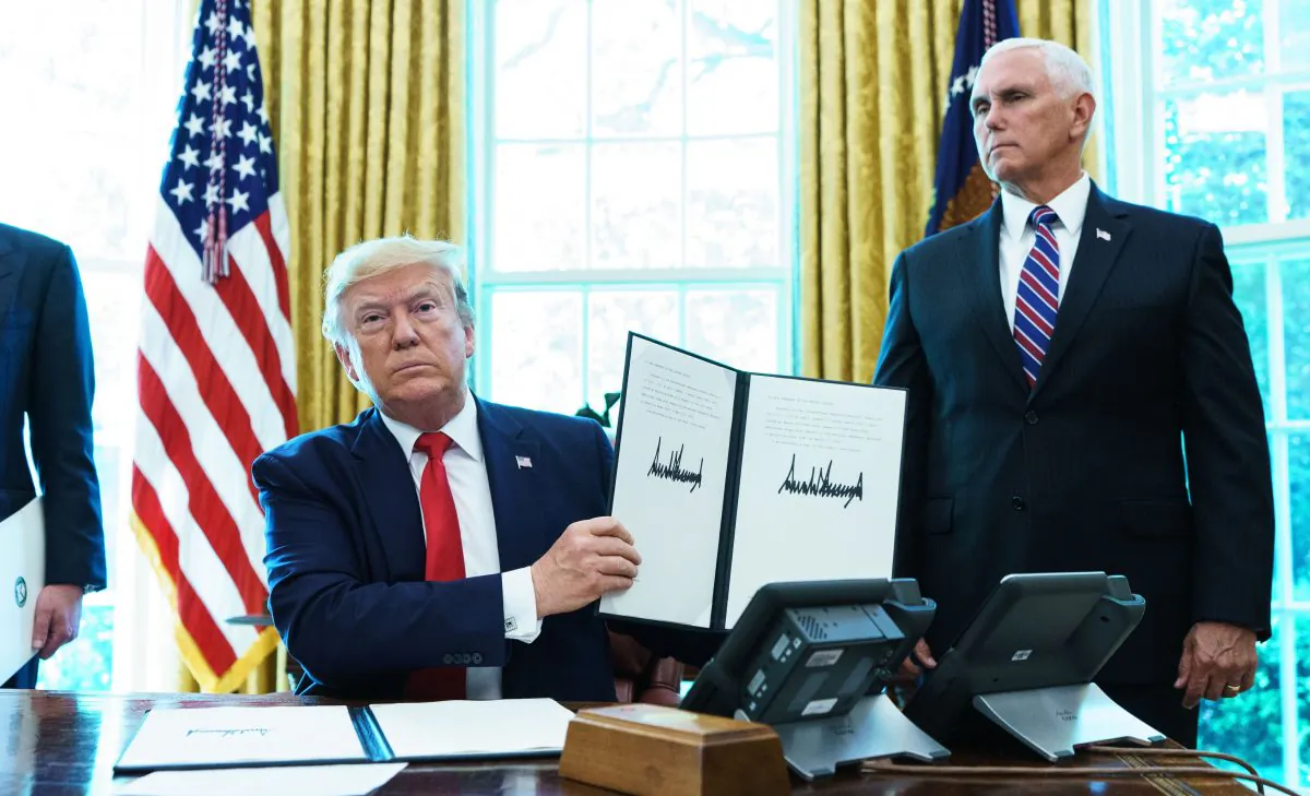 US President Donald Trump shows an executive order on sanctions on Iran's supreme leader in the Oval Office of the White House on June 24, 2019. (Photo by MANDEL NGAN / AFP)        (Photo credit should read MANDEL NGAN/AFP/Getty Images)