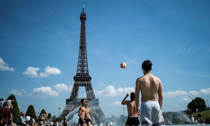 Teenagers play volleyball as they cool themselves down in the fountain of the Trocadero esplanade in Paris on June 25, 2019. (Kenzo Tribouillard/AFP/Getty Images)