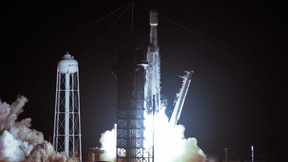 A SpaceX Falcon Heavy rocket, carrying the U.S. Air Force's Space Test Program 2 Mission, lifts off from the Kennedy Space Center in Cape Canaveral, Fla., on June 25, 2019. (Joe Skipper/Reuters)