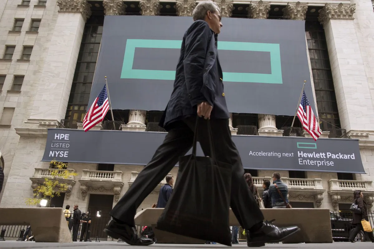 Signs for Hewlett Packard Enterprise Co. cover the facade of the New York Stock Exchange in U.S. on Nov. 2, 2015. (Brendan McDermid/Reuters)