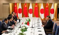 Chinese Leader Xi Briefly Left Alone Facing Entire Japanese Delegation During Meeting With Abe