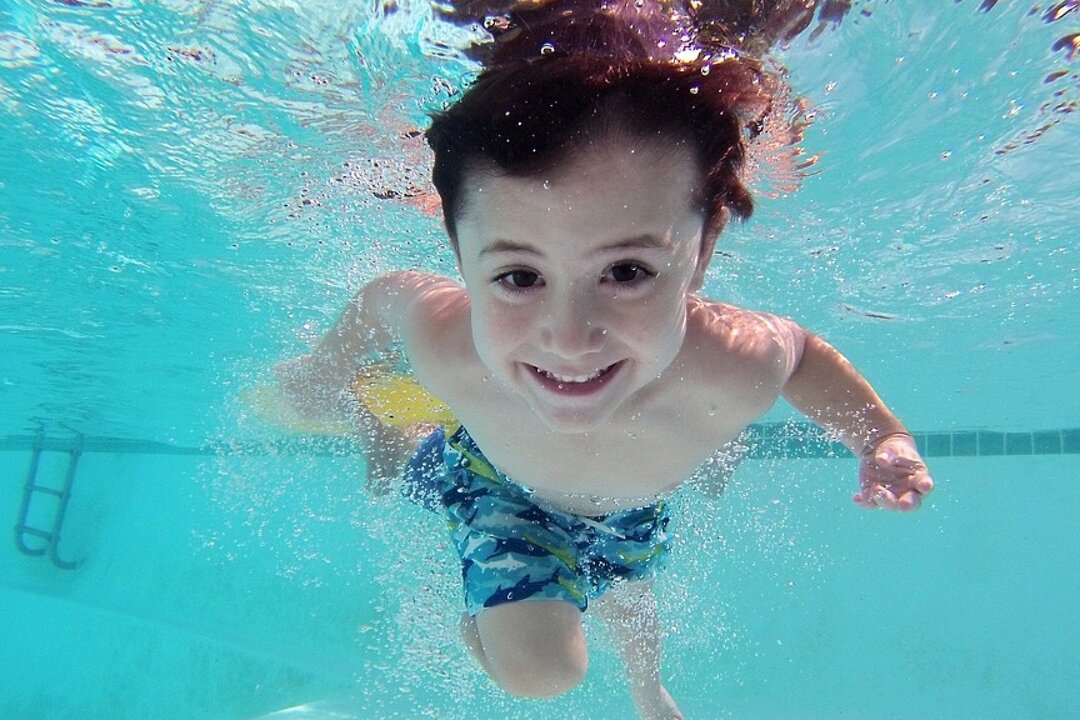Stock image of a child in a swimming pool. (Adrit1/Pixabay)
