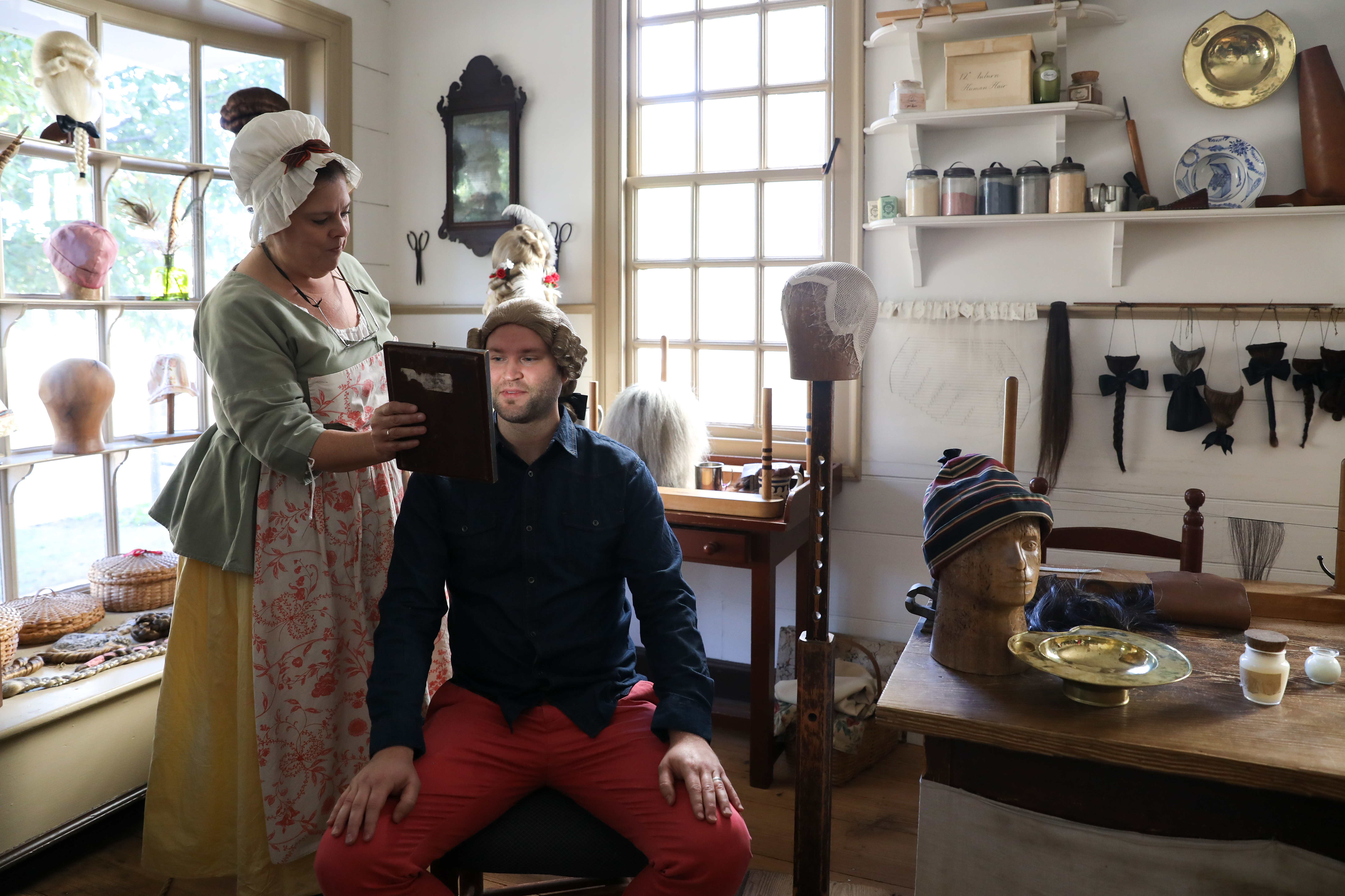 wig maker in colonial times