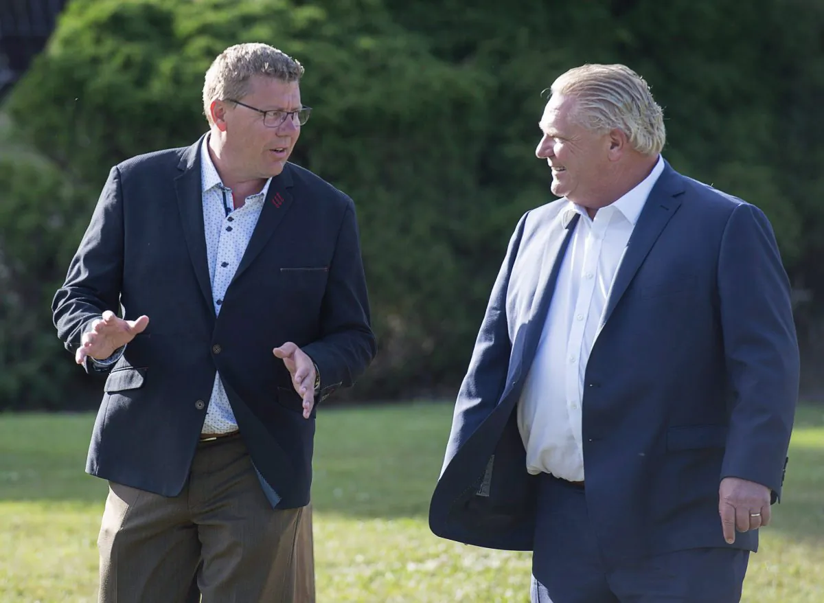 Saskatchewan Premier Scott Moe (L) and Ontario Premier Doug Ford walk to a reception during a premiers meeting in St. Andrews, N.B., on July 18, 2018. (The Canadian Press/Andrew Vaughan)