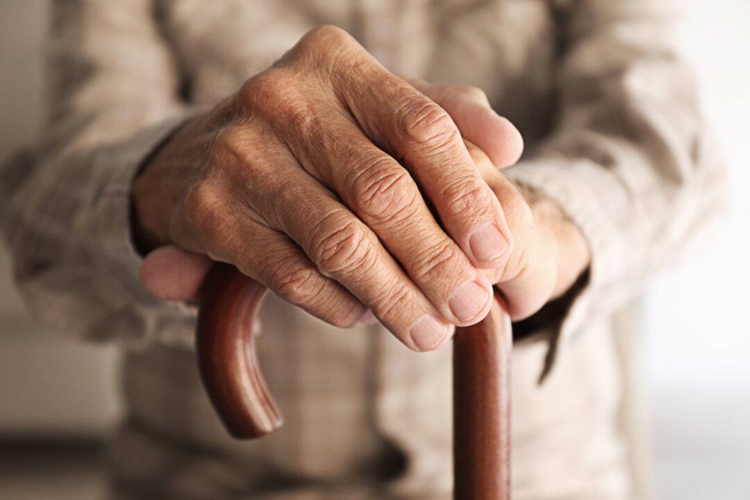 Doctors need to do more to assess seniors at risk of falling and conduct a fall risk assessment, urge experts. (Africa Studio/Shutterstock)