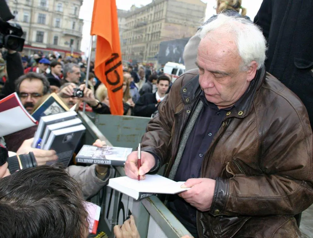 Vladimir Bukovsky at a book signing in front of the Sakharov Center in Moscow in 2007. (Courtesy Vladimir Bukovsky)