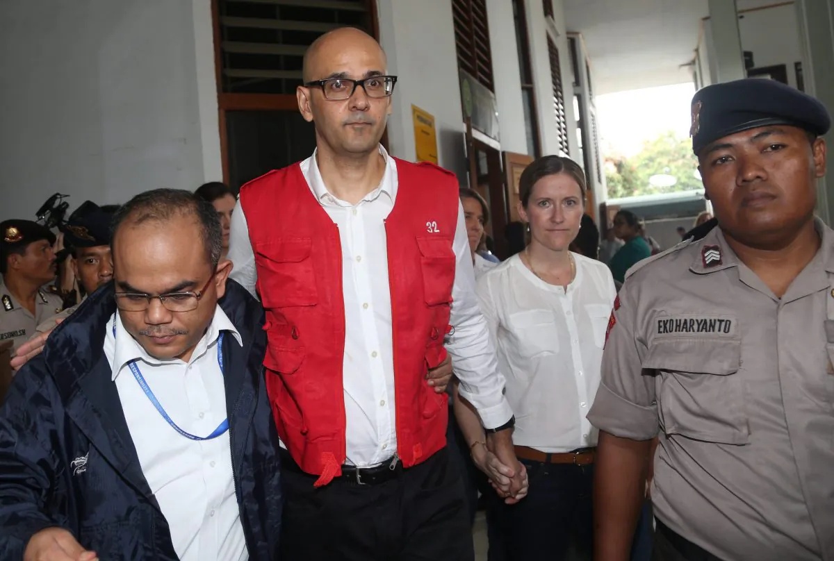 Canadian teacher Neil Bantleman, center, walks with his wife Tracy, second right, prior to the start of his trial at South Jakarta District Court in Jakarta, Indonesia on April 2, 2015. (AP Photo/Tatan Syuflana/The Canadian Press)
