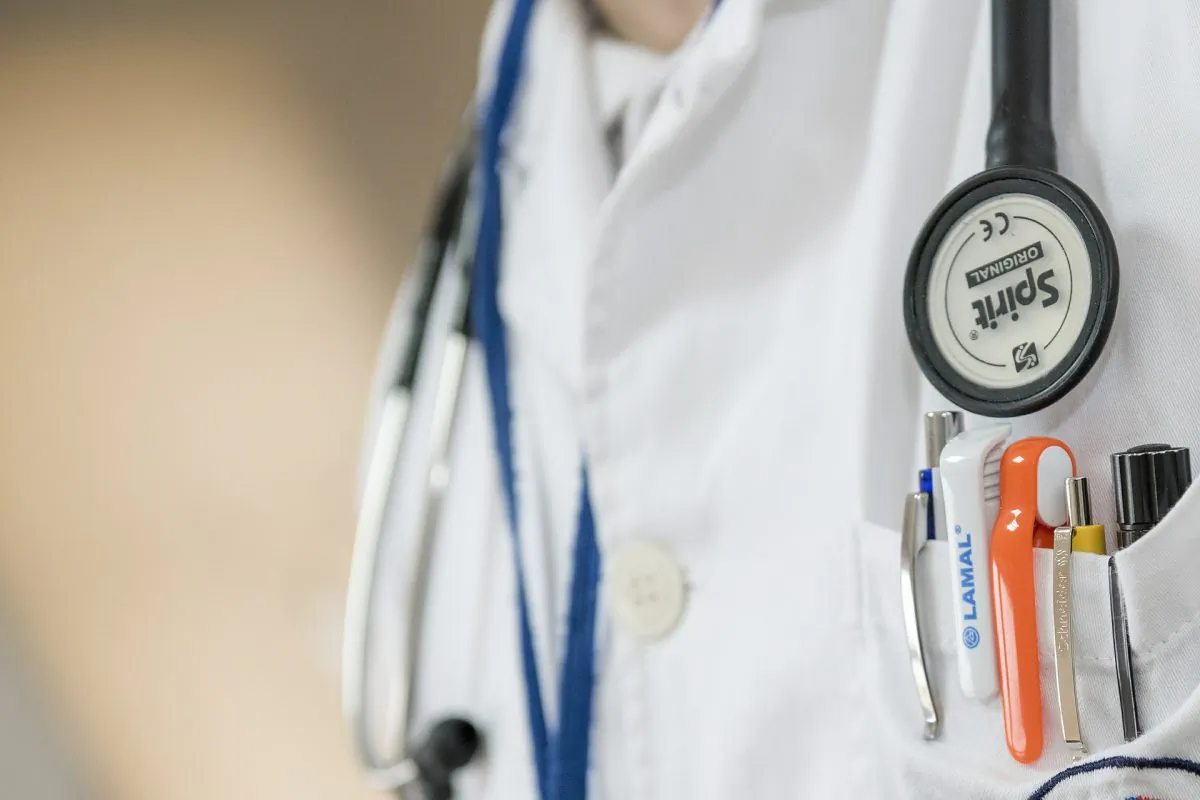 A doctor's lab coat. (Darko Stojanovic/Pixabay)