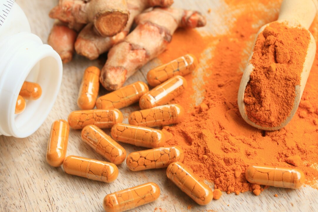 Powdered turmeric and turmeric in capsules (Thanthima Lim/Shutterstock)