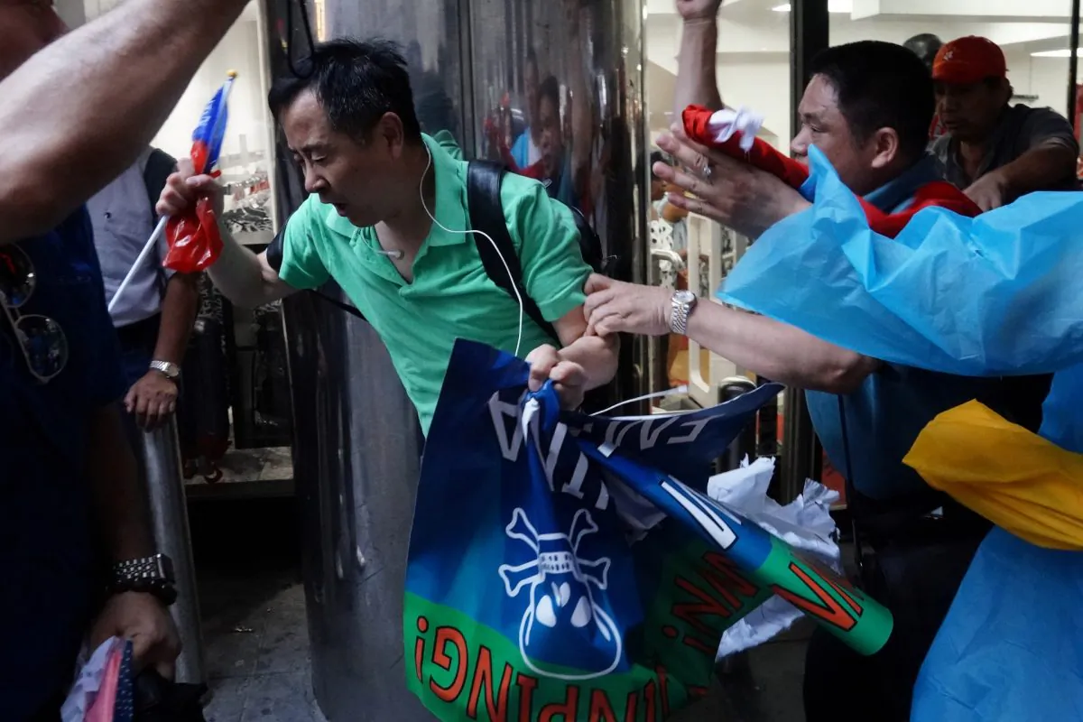 Pro-China and Pro-Taiwan supporters engage in scuffles outside Grand Hyatt hotel, where Taiwan's President Tsai Ing-wen is supposed to stay during her visit to the U.S., in New York City, U.S., on July 11, 2019. (Carlo Allegri/Reuters)