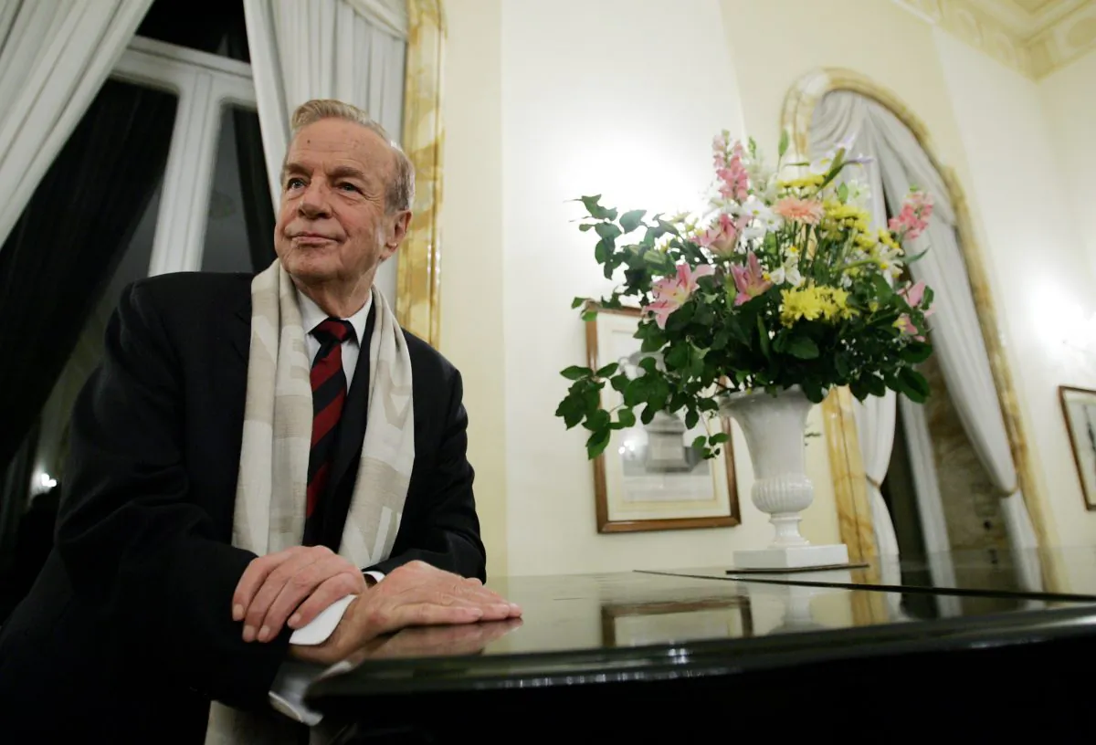 Italian film director Franco Zeffirelli poses at the British Embassy in Rome before receiving the medal of knighthood from the British ambassador to Italy, 24 November 2004. PAOLO COCCO/AFP/Getty Images