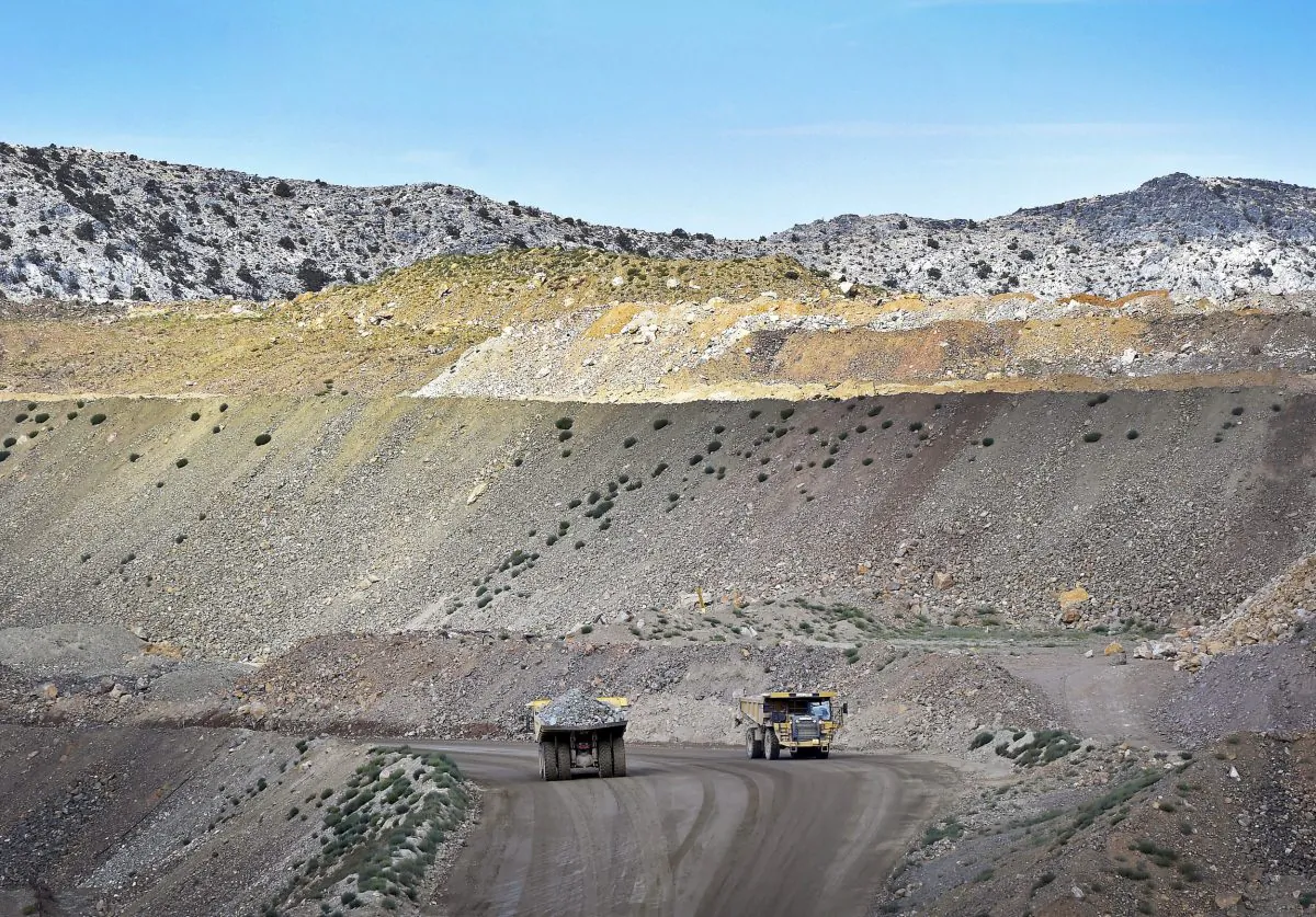 Heavy mining equipment hauls ore at the Mountain Pass Rare Earth facility in Mountain Pass, California on June 29, 2015. (David Becker/Reuters)