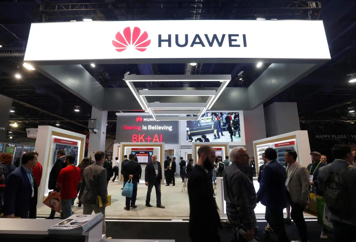 Attendees pass by a Huawei booth during the 2019 CES in Las Vegas, Nevada, U.S. on Jan. 9, 2019. (Steve Marcus/Reuters)