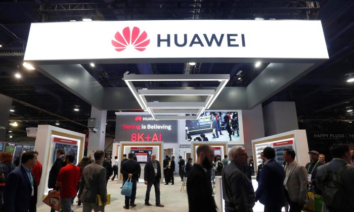 Attendees pass by a Huawei booth during the 2019 CES in Las Vegas, Nevada, U.S. on Jan. 9, 2019. (Steve Marcus/Reuters)