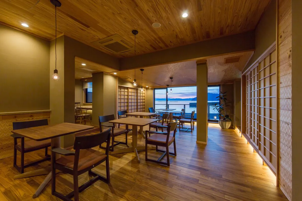 Hida Sangyo furniture is low-profile with an emphasis on clean, minimalistic lines. In the Ryokan Beniayu Hotel situated in Shiga, Japan, Hida Sangyo furniture creates a relaxing, natural, and harmonious atmosphere, effectively bringing the outside in. (Kenta Kawamura / Tametoma)