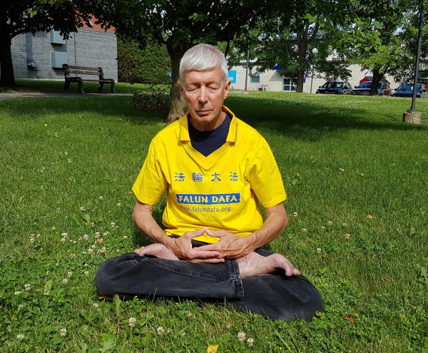 Falun Gong practitioner Gerry Smith was ordered by the CEO of the Ottawa Dragon Boat Festival to remove his T-shirt bearing the name of his spiritual practice on June 22, 2019, at the festival. CEO John Brooman told Smith that the Chinese Embassy was a sponsor of the festival and does not want Falun Gong at the event. (The Epoch Times)