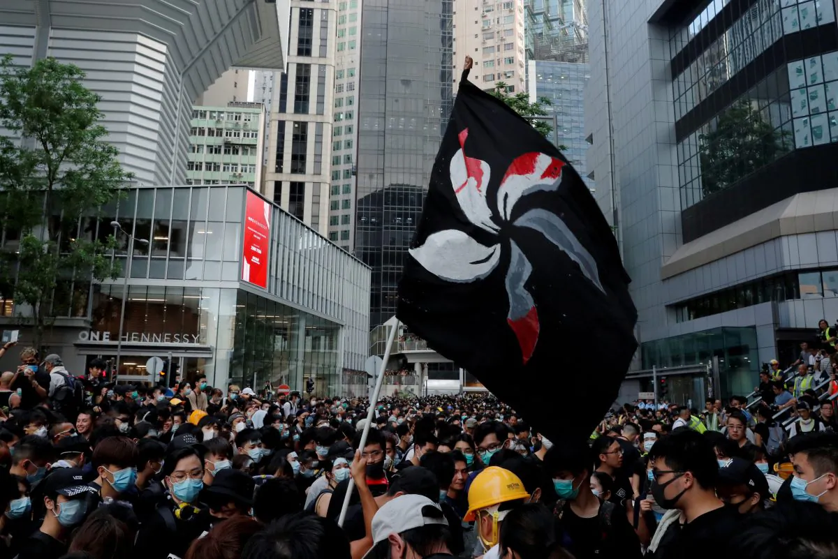 People hold up a black flag during a protest outside police headquarters to demand Hong Kong’s leaders step down and withdraw an extradition bill, in Hong Kong, China on June 21, 2019. (Tyrone Siu/Reuters)