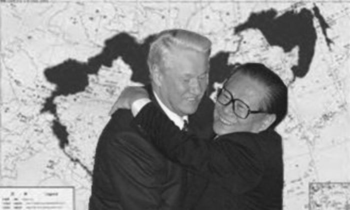 On December 9, 1999, former Chinese leader Jiang Zemin and then Russian President Boris Yeltsin signed a Sino-Russia border agreement, which fully acknowledged a series of unequal treaties between Russia and the Qing government and unconditionally gave away more than 1 million square kilometers of land in northeast China to Russia. (New Tang Dynasty TV)