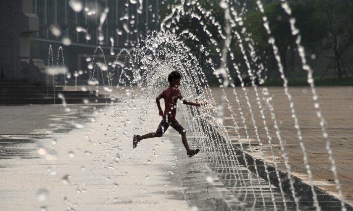 The deadly heat wave that has blanketed much of the U.S. is in its final day. (STR/AFP/Getty Images)