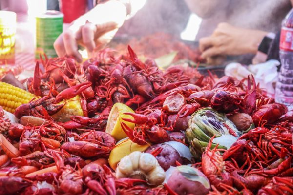 https://img.theepochtimes.com/assets/uploads/2019/07/23/Boiled-crawfish-and-vegetables-600x400.jpg