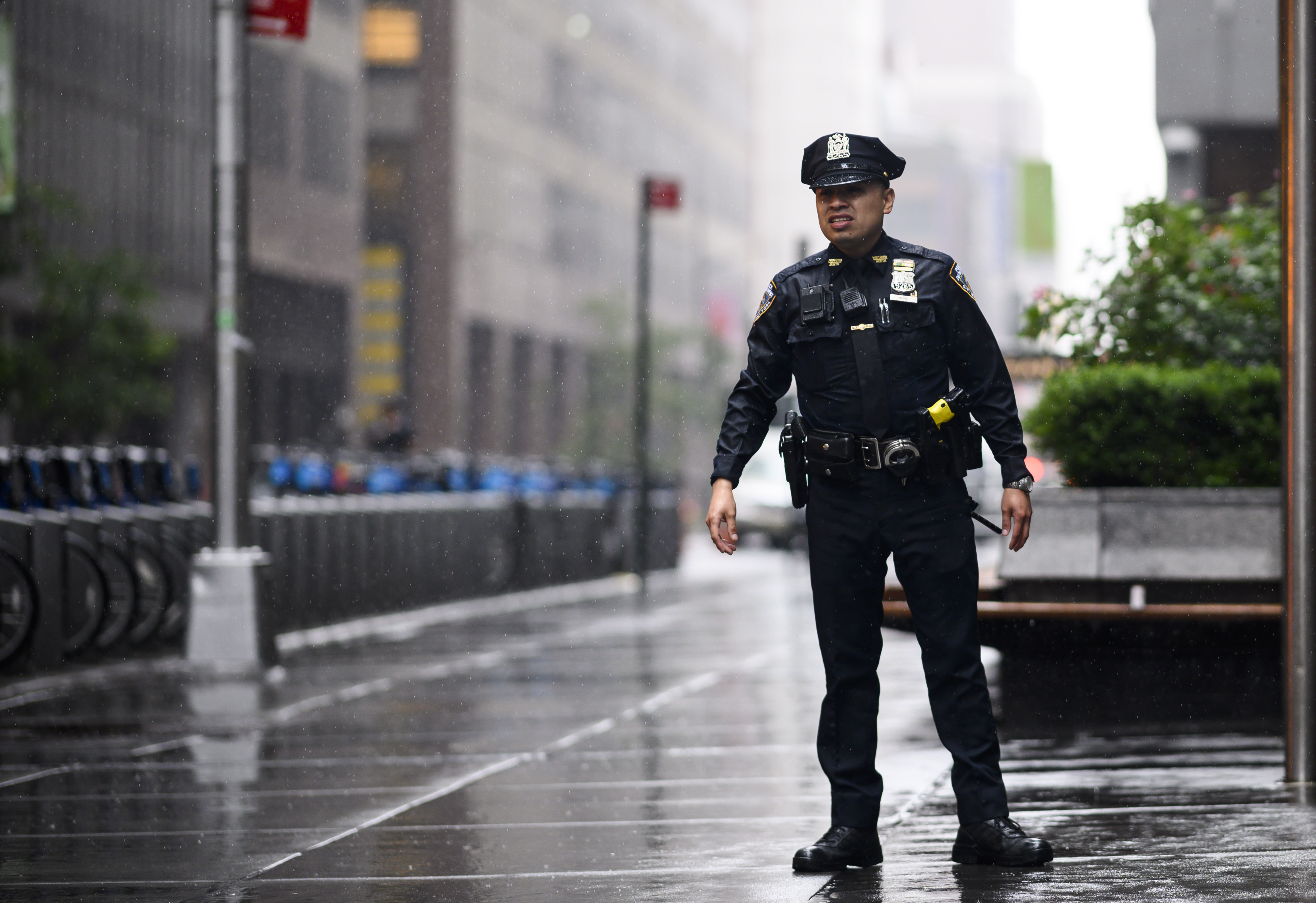 The policeman asked what. NYPD Police униформа. Мем полис. Полицейский офицер. Форма полиции Нью-Йорка.