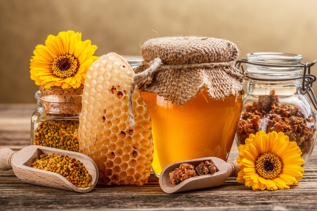 Honey contains over 181
health-promoting substances and turns the
healthy vitality of plants
into an energizing food
perfect for humans.(grafvision/Shutterstock)