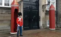 Tourist Takes Photo With the Queen’s Guard but Can’t Believe What Gets Caught on Camera
