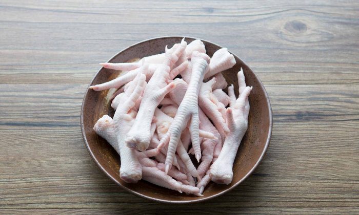 File photo of raw chicken legs. (qq208915 from Pixabay)