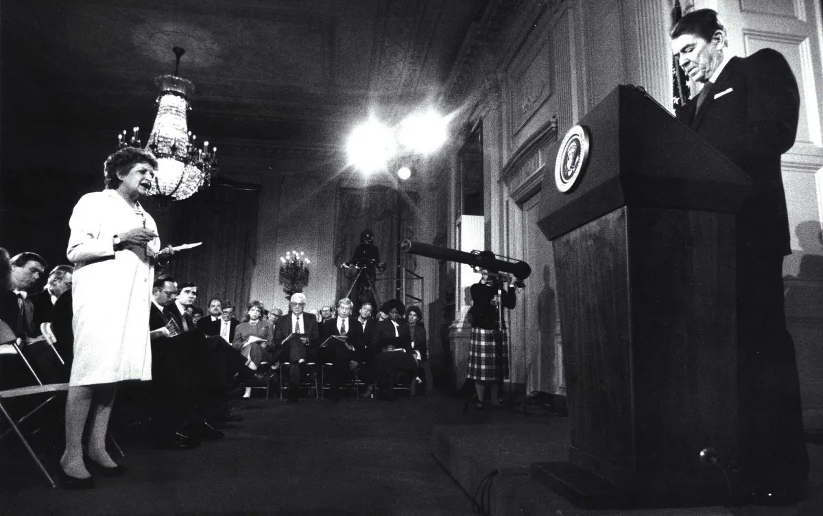 Reporter Helen Thomas as she questions former US President Ronald Reagan during a press conference at the White House 19 March,1987 in Washington, DC. (Don Rypka/AFP/Getty Images)
