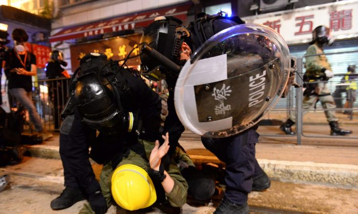 Hong Kong police pressed down a dozen protesters to the ground during the clearance operation on July 28, 2019. (Song Bilong/The Epoch Times)