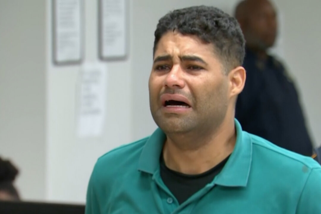 Father Whose Twin Babies Died After He Left Them in Hot Car Is ...