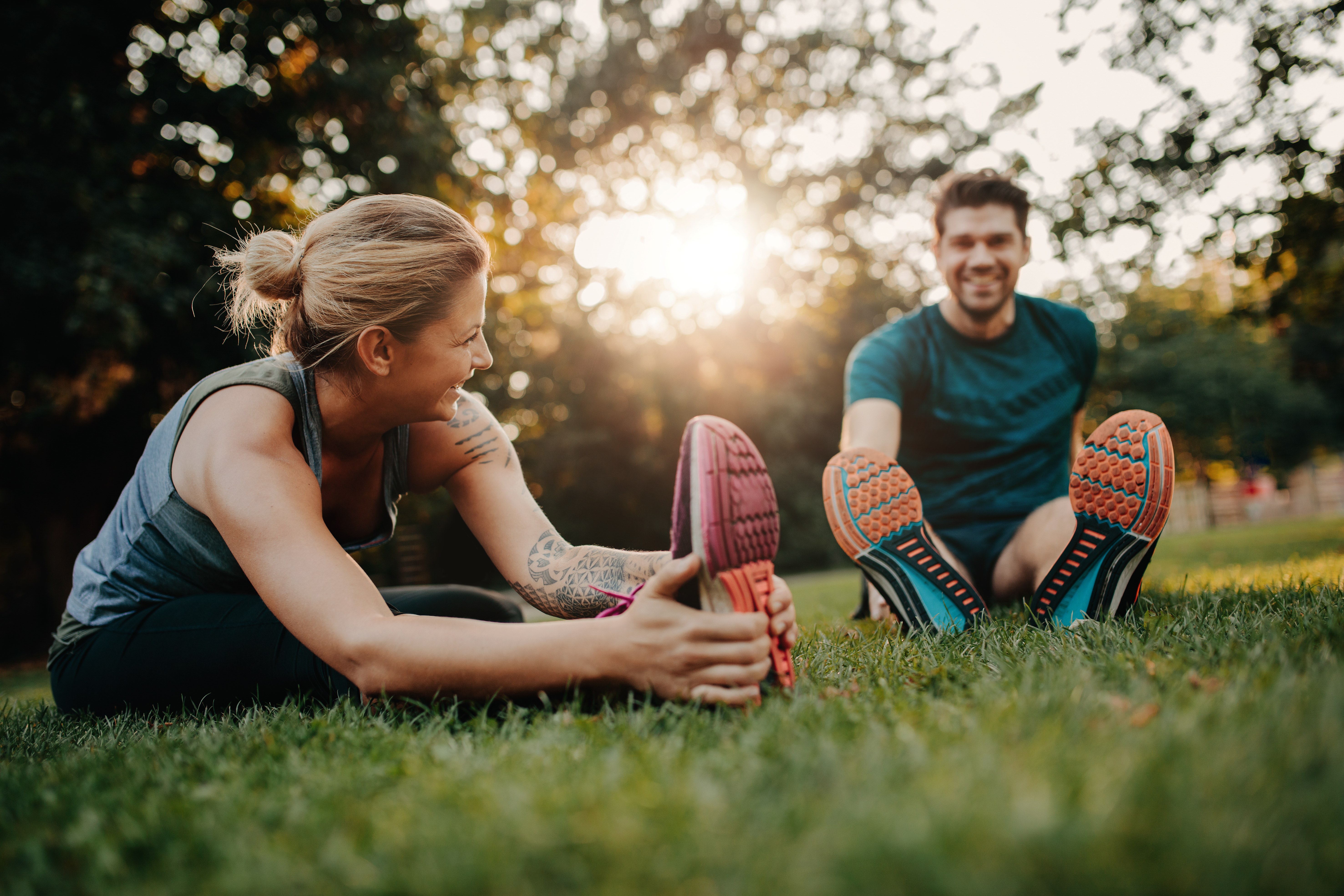 Lifestyle это. Stretching в парках. Пара спорт в парке. Фитнес пара. Смена образа жизни.