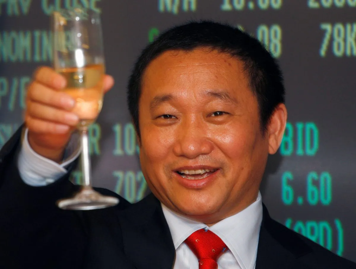 China Zhongwang Holdings Chairman Liu Zhongtian toasts during the debut of Zhongwang Holdings at the Hong Kong Stock Exchange on May 8, 2009.     (Bobby Yip/Reuters)