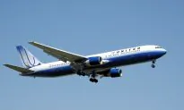 Doctor Flying With United Airlines Shares Photo of Packed Flight Amid Pandemic