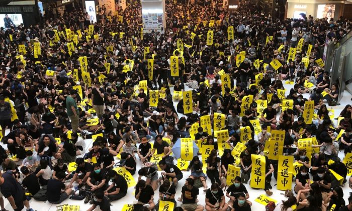 Protesters holding banners opposing the extradition bill in Hong Kong's New Town Plaza on Aug. 5, 2019. (Juliana Chu/  Pezou)