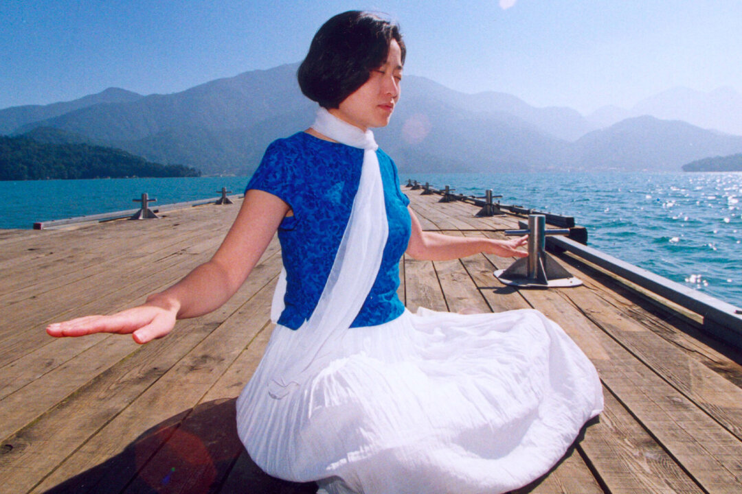 A woman doing Falun Dafa meditation. After an experiment with brain scans, a group of longtime meditators were able to transform the anatomy of the brain in surprising ways. (Minghui.org)