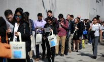 US Weekly Jobless Claims Fall; Labor Market Strong