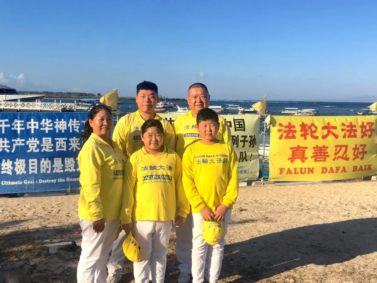 Ma Xiaoqin, Liu Kai and their three children in Indonesia. (Courtesy Ma Xiaoqin)