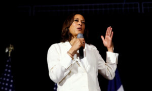 Harris Seeks Boost to Flagging Campaign in Pivotal Iowa